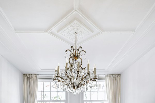 Can you recommend the best methods for packing and transporting a delicate chandelier within the UK?